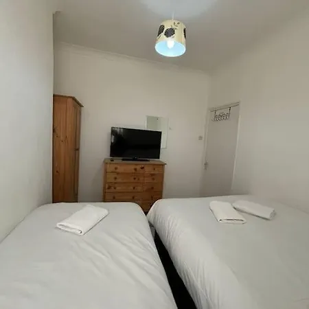 East London 2 Bedroom Flat Exterior photo