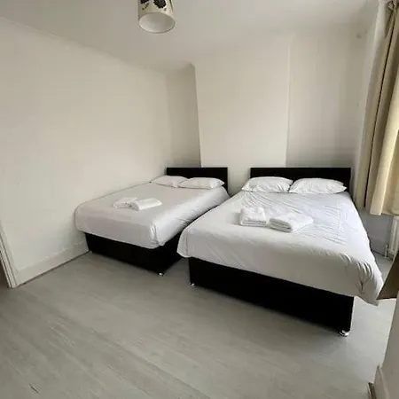East London 2 Bedroom Flat Exterior photo