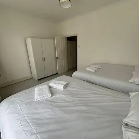 East London 2 Bedroom Flat Exterior photo