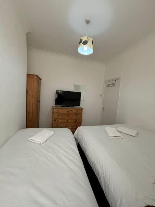 East 2 Bedroom Flat *