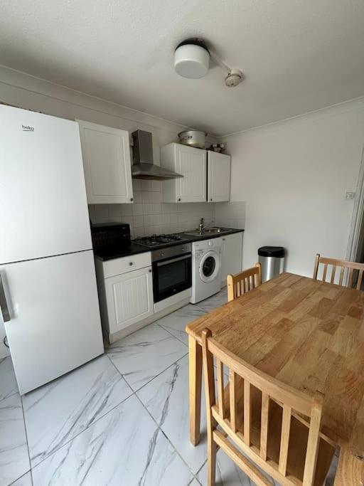 East 2 Bedroom Flat Apartment London