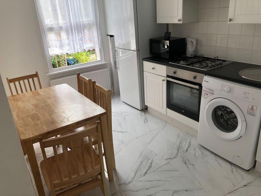 East 2 Bedroom Flat Лондон